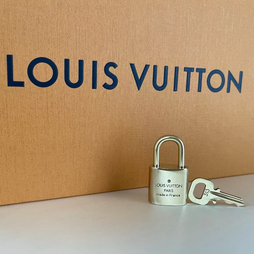 🌟LOUIS VUITTON PadLock Lock & Key Brass Gold Authentic Number (CHAIN AVAILABLE) - Picture 10 of 11